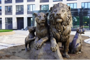Скульптурная группа из четырех львов установлена во дворе ЖК Familia в С.-Петербурге