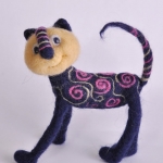 Войлочная игрушка — цветочный кот.