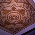 Потолок с резными вставками Потолок с резными вставками