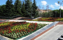 Цветники возле памятника "Навеки с Россией"(2010).