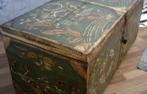 Сундук с росписью в стиле лубок с изображением птицы Сирин